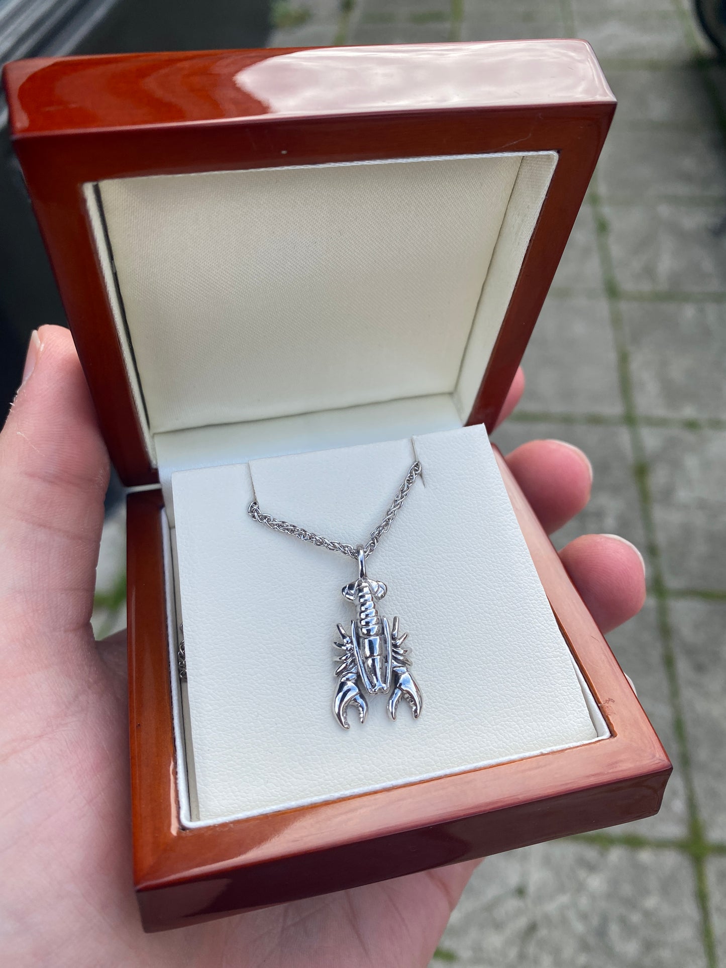 Lobster Necklace (18ct White Gold)